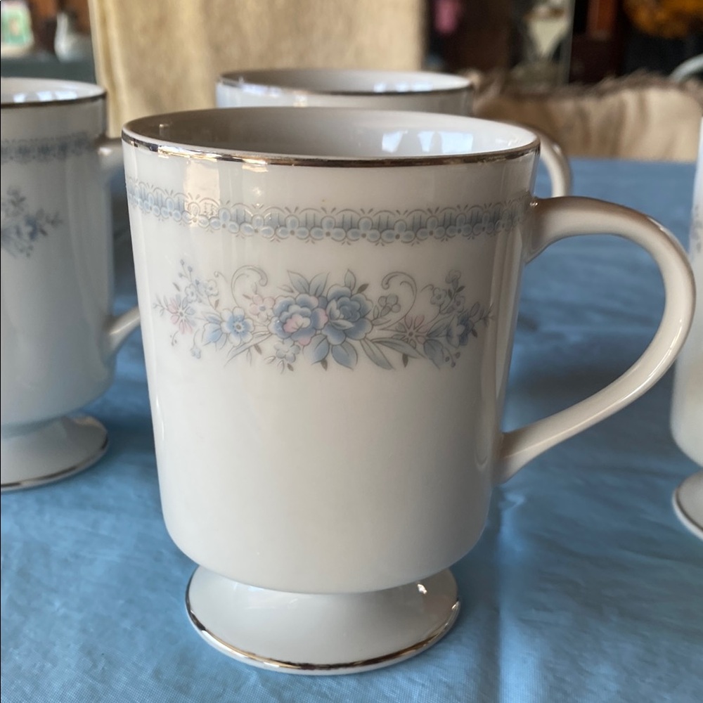 Set of 4 porcelain mugs